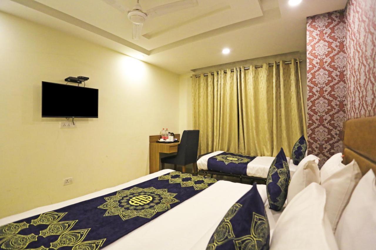 Hotel D'Capitol - Delhi Airport New Delhi Exterior photo